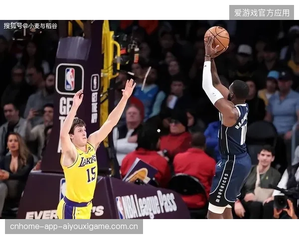 独行侠夜幕下的爆发：小哈达威接球三分，连续得分破防